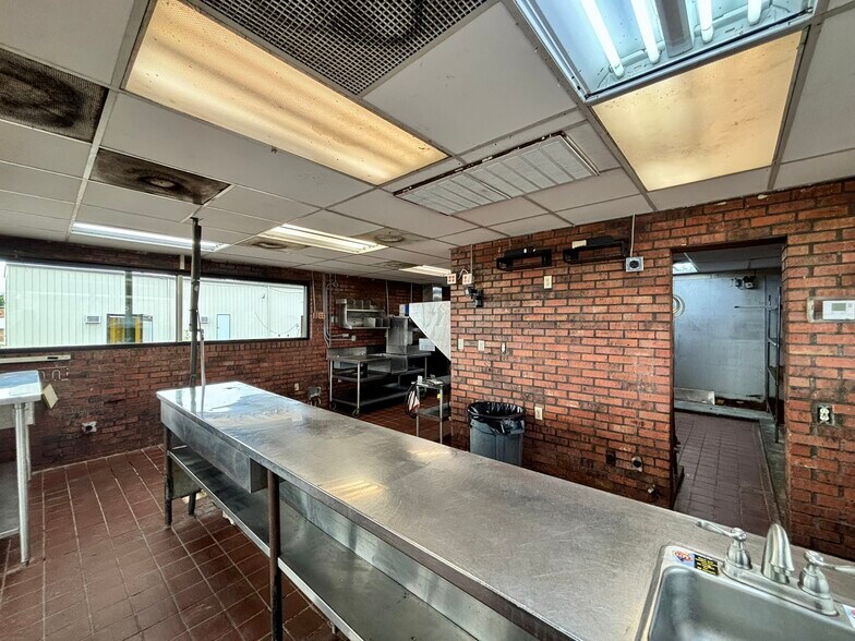 210 W Calhoun St, Bruce, MS à vendre - Photo du bâtiment - Image 3 de 24