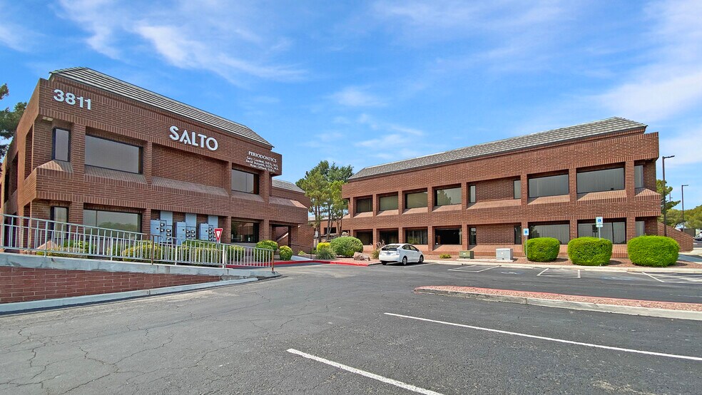 3821 W Charleston Blvd, Las Vegas, NV à louer - Photo du bâtiment - Image 3 de 11