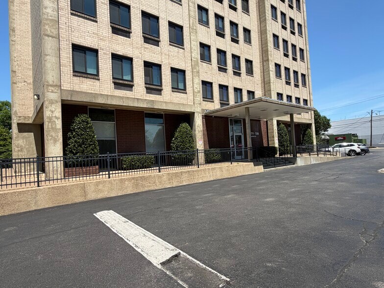 2209 Abbott Martin Rd, Nashville, TN à louer - Photo du bâtiment - Image 3 de 20