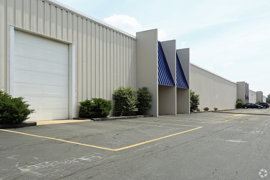 13921-13981 W Parkway, Cleveland, OH for lease - Building Photo - Image 3 of 10