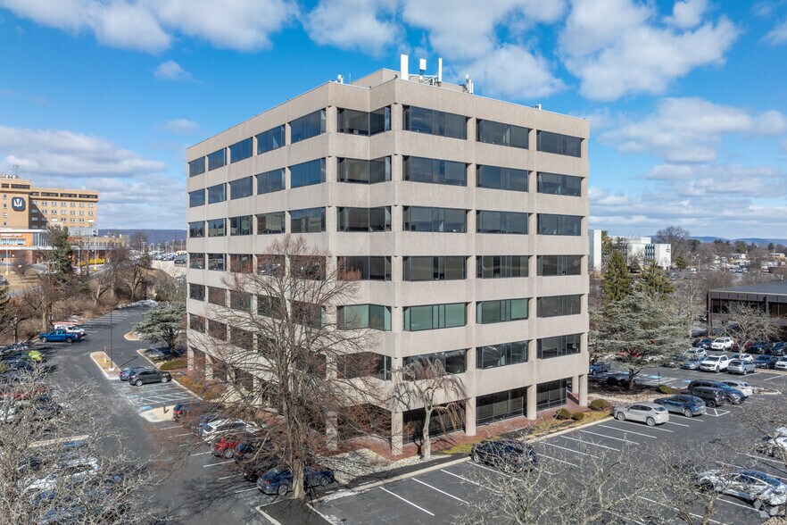 214 Senate Ave, Camp Hill, PA à louer - Photo du bâtiment - Image 3 de 14