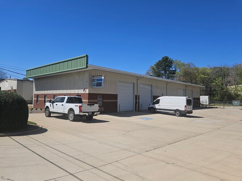 Value Add Small Bay Indus 12,000 SF portefeuille de 2 propriétés à vendre sur LoopNet.ca - Photo du bâtiment - Image 3 de 15