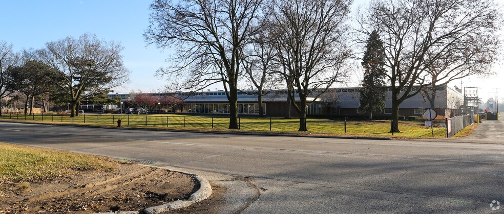 3333 W Good Hope Rd, Milwaukee, WI à vendre - Photo du bâtiment - Image 1 de 3