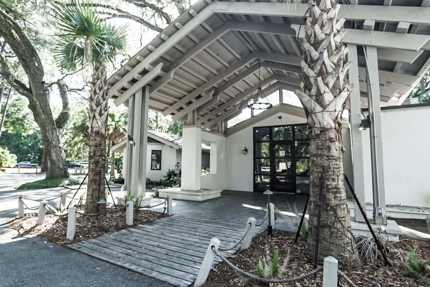8 Executive Park Rd, Hilton Head Island, SC for sale - Building Photo - Image 3 of 16