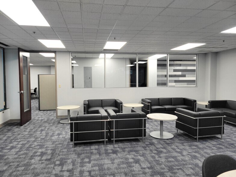 8001 Broadway, Merrillville, IN à louer - Photo intérieure - Image 3 de 38
