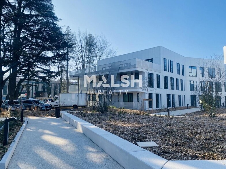 Office in Limonest for lease - Building Photo - Image 2 of 12