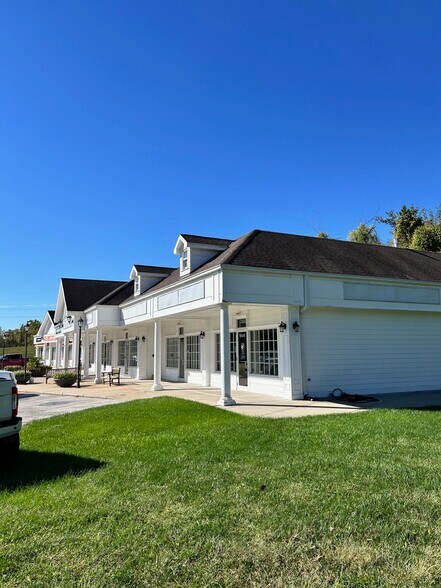 6438-6446 NW Crooked Rd, Parkville, MO à louer - Photo du bâtiment - Image 2 de 27