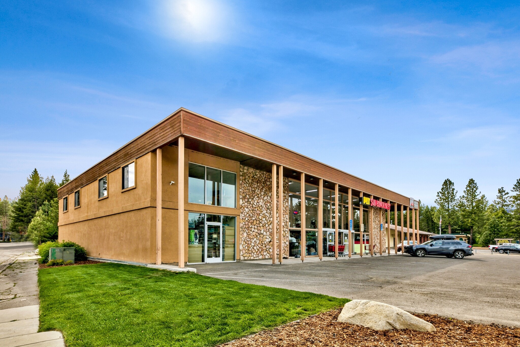 960 Emerald Bay Rd, South Lake Tahoe, CA for lease Primary Photo- Image 1 of 6