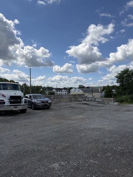 731 Cockerham Ln, Exton, PA à louer - Photo du bâtiment - Image 3 de 9