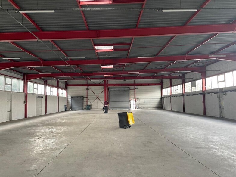 Flex in Aulnay-sous-Bois for lease - Interior Photo - Image 2 of 6