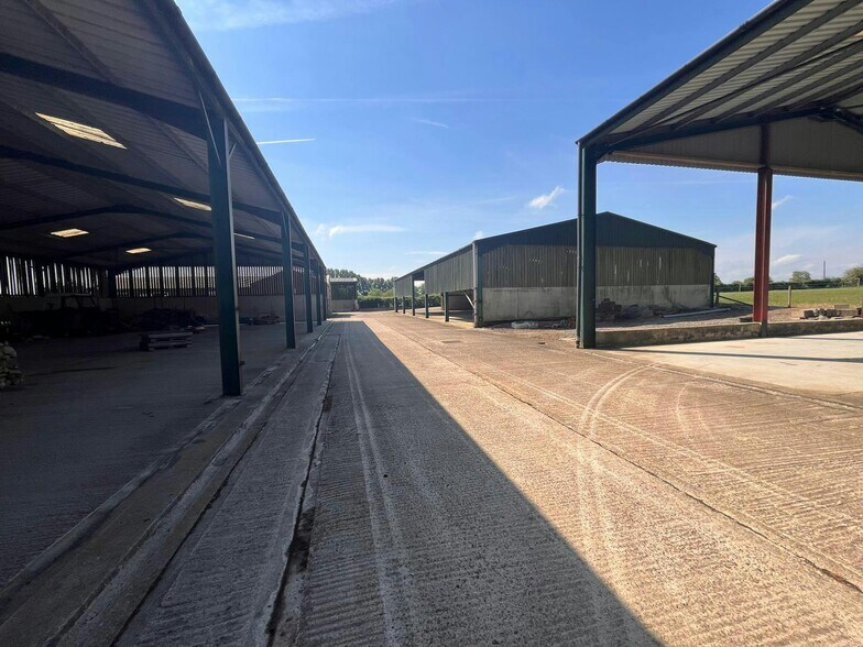 Cane End Ln, Aylesbury à vendre - Photo du bâtiment - Image 2 de 11