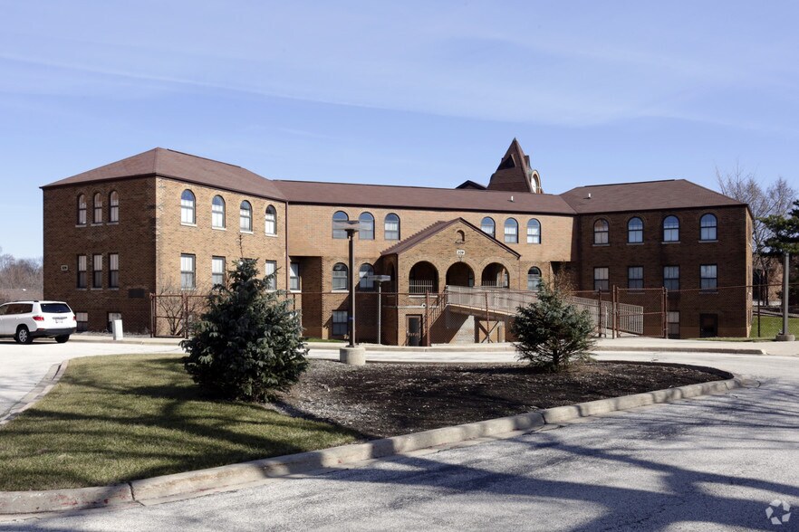 329-331 S York Rd, Bensenville, IL à louer - Photo du bâtiment - Image 1 de 111