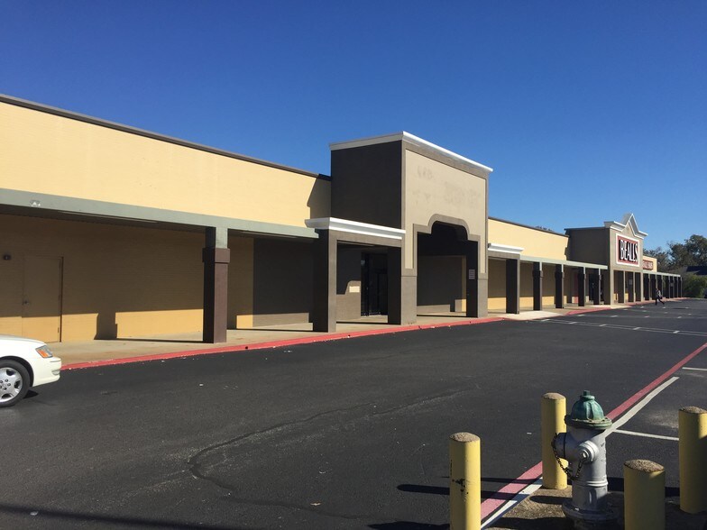 1111 E Tyler St, Athens, TX à louer - Photo intérieure - Image 2 de 10