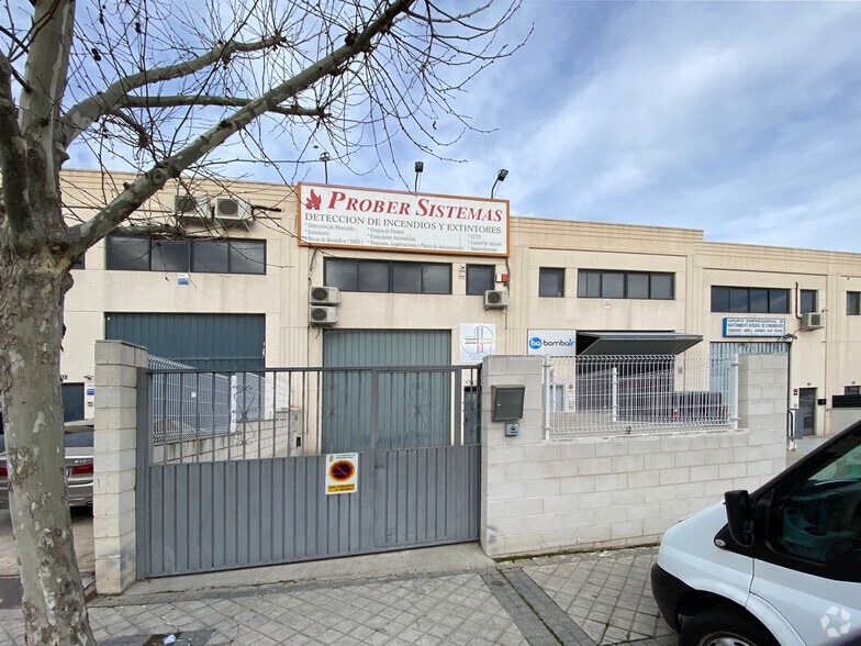Calle de Juan de la Cierva, 13, Arroyomolinos, Madrid à vendre - Photo du bâtiment - Image 2 de 3