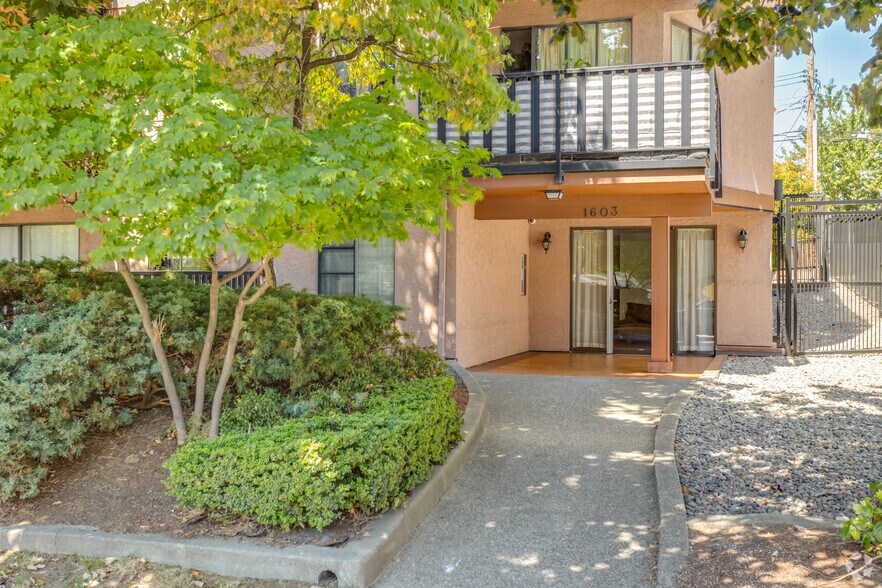 1603 Broadway E, Vancouver, BC à vendre - Photo du bâtiment - Image 2 de 2