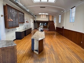 122 NE Broadway St, Portland, OR for lease Interior Photo- Image 2 of 18