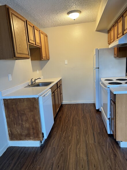 6244-6260 N Columbia Way, Portland, OR for sale - Building Photo - Image 2 of 14