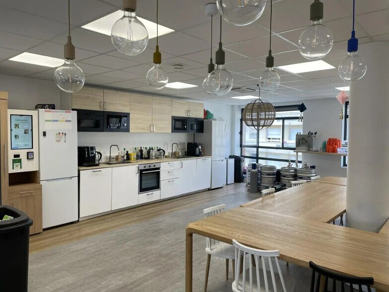 Office in Paris for lease - Building Photo - Image 2 of 10