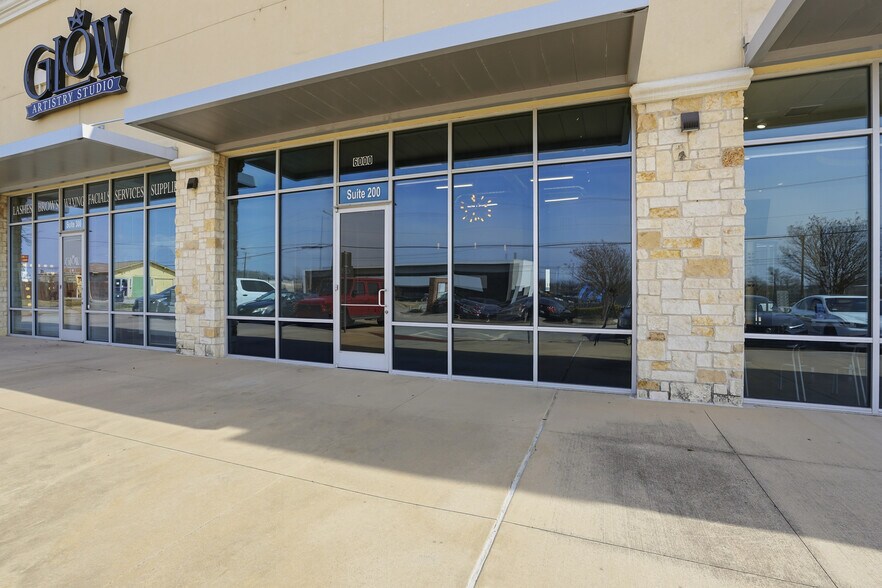 6000 Denton Hwy, Watauga, TX à louer - Photo du bâtiment - Image 2 de 17