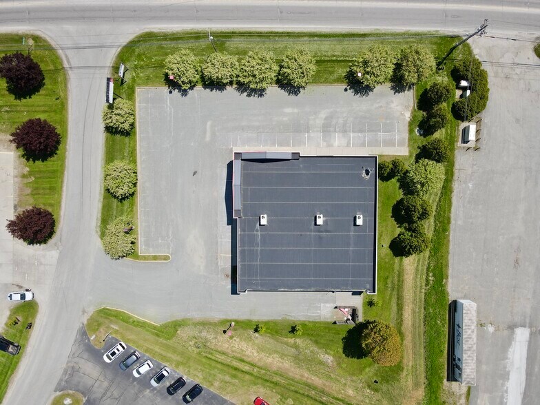 108 Community Dr, Newport, VT à louer - Photo du bâtiment - Image 2 de 19