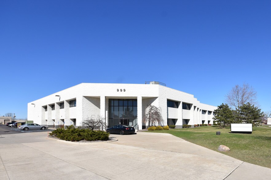 999 Tech Row, Madison Heights, MI à louer - Photo du bâtiment - Image 3 de 4