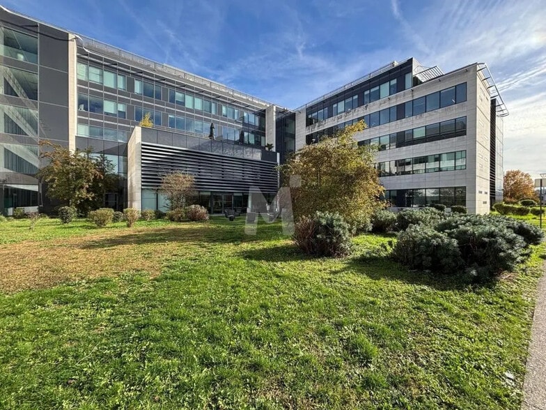 Office in Rungis for lease - Building Photo - Image 1 of 11