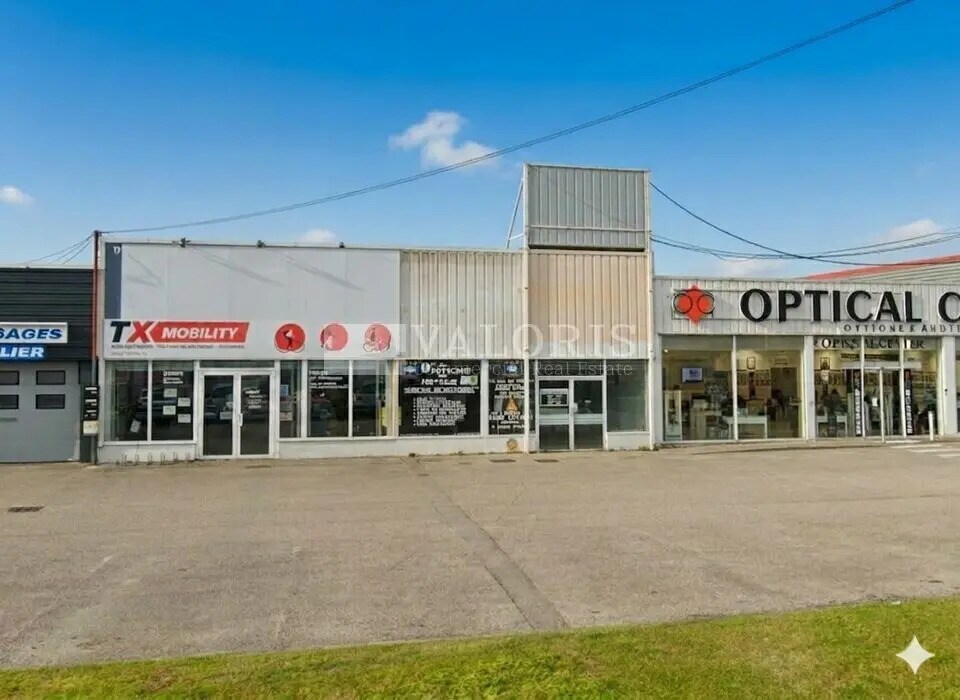 Retail in Saint-Bonnet-de-Mure for lease Building Photo- Image 1 of 8