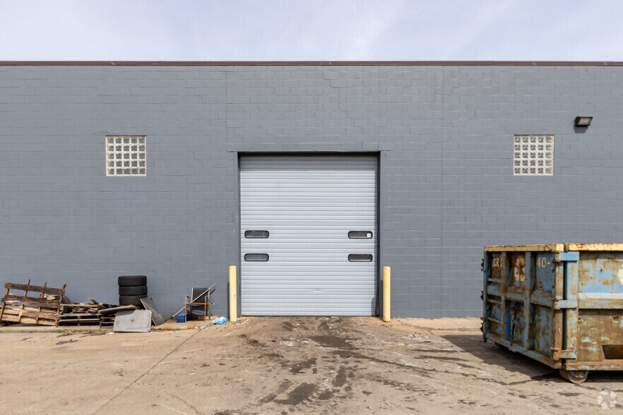 33891 Doreka Dr, Fraser, MI à louer - Photo du bâtiment - Image 3 de 7