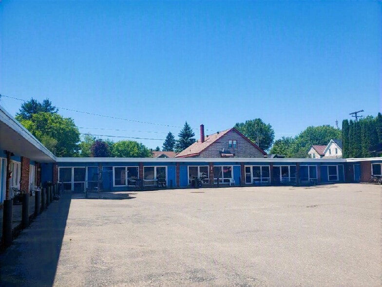 1800 Ashmun St, Sault Sainte Marie, MI for sale - Building Photo - Image 2 of 6