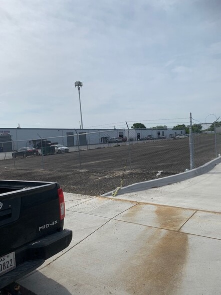 5894 E Berry St, Fort Worth, TX à louer - Photo du bâtiment - Image 3 de 8