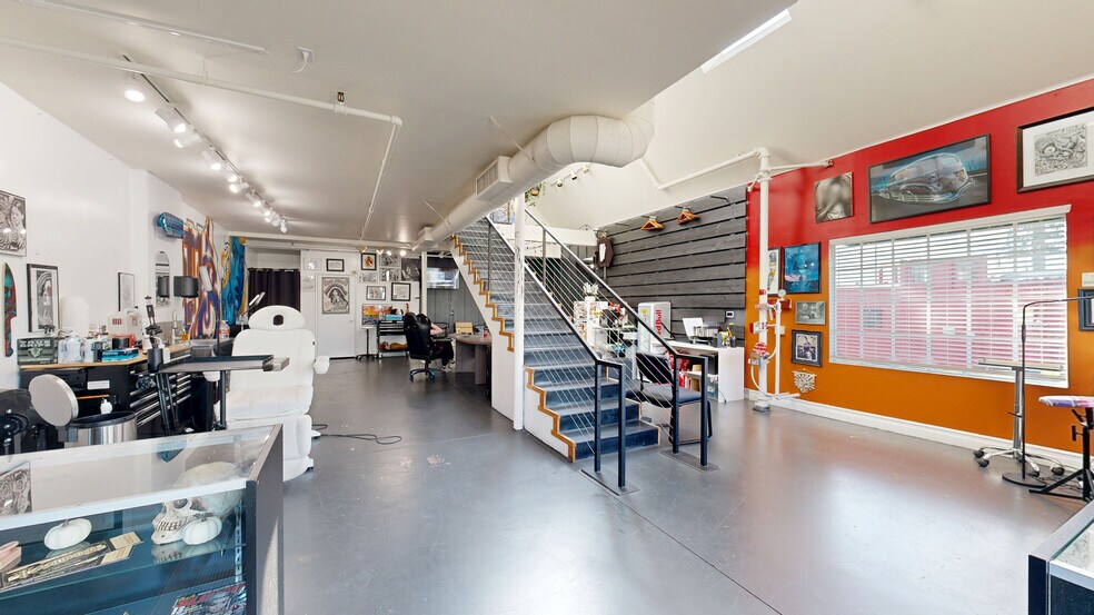 1450-1470 & 1462 W 9th St portefeuille de 2 propriétés à vendre sur LoopNet.ca - Numérisation 3D de Matterport - Image 2 de 23