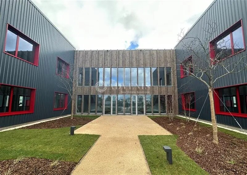 Industrial in Le Thillay for lease - Building Photo - Image 2 of 12