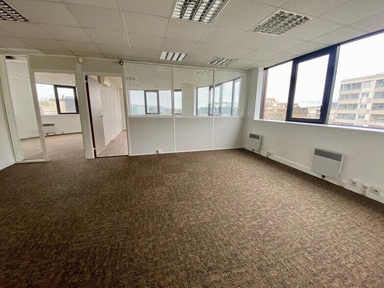 3 Boulevard De La Gare, Saint-Gratien for lease - Interior Photo - Image 1 of 10