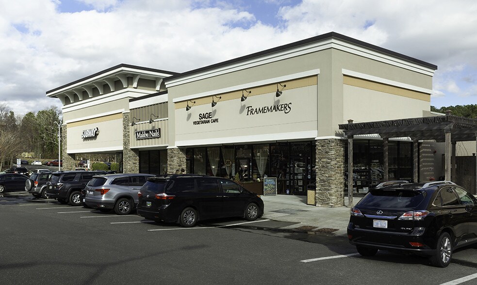 1129 Weaver Dairy Rd, Chapel Hill, NC à louer - Photo du bâtiment - Image 3 de 4