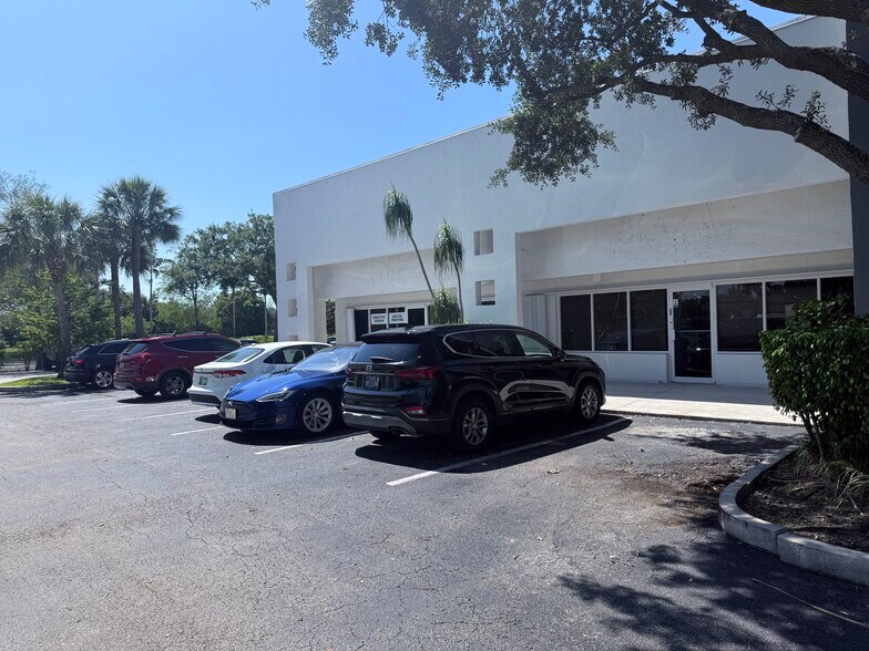 5369 N Nob Hill Rd, Sunrise, FL à louer - Photo du bâtiment - Image 2 de 11