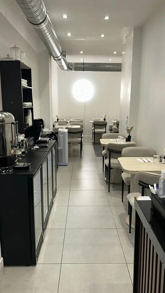 Retail in Paris for lease - Interior Photo - Image 3 of 6