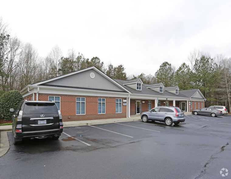 8045 Corporate Center Dr, Charlotte, NC for lease - Building Photo - Image 2 of 15