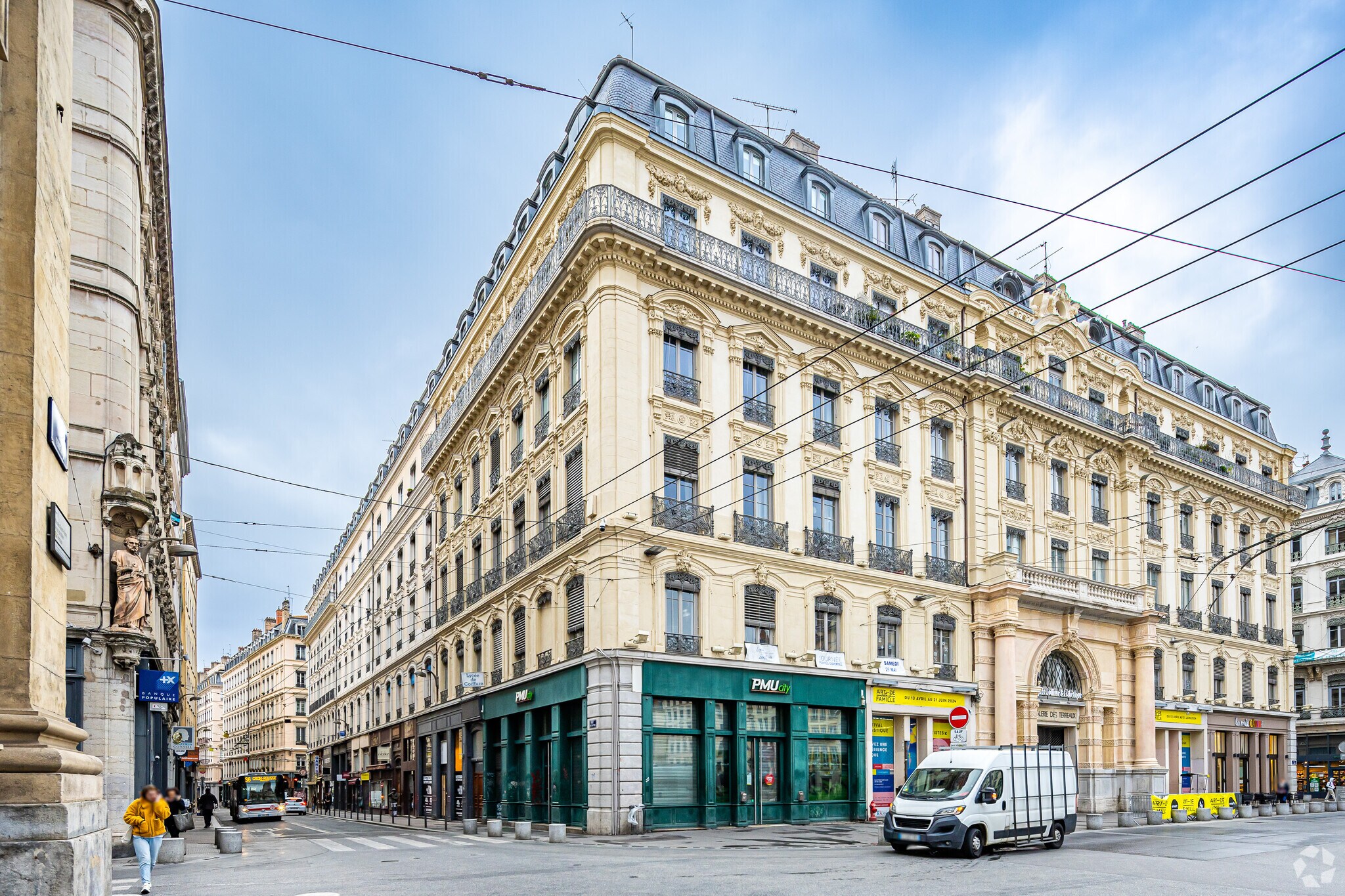 Retail in Lyon for lease Primary Photo- Image 1 of 3