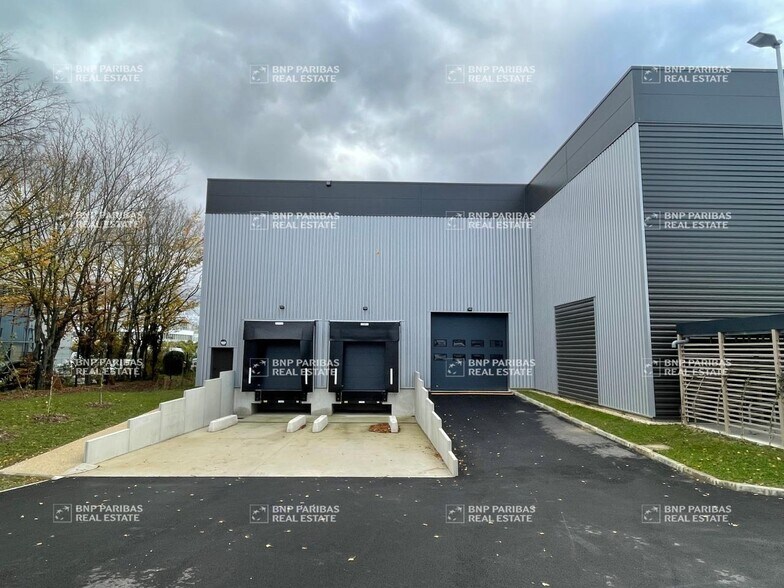 Flex in Trappes for lease - Building Photo - Image 2 of 31
