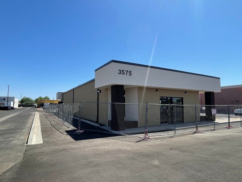 3575 W Northern Ave, Phoenix, AZ à louer - Photo du bâtiment - Image 2 de 8