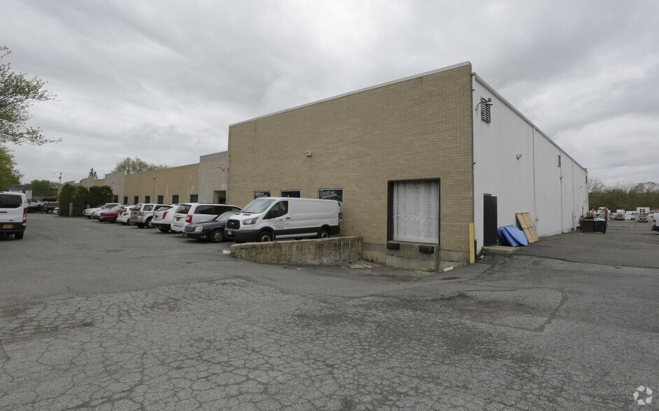 681 Grand Blvd, Deer Park, NY à louer - Photo du bâtiment - Image 3 de 11