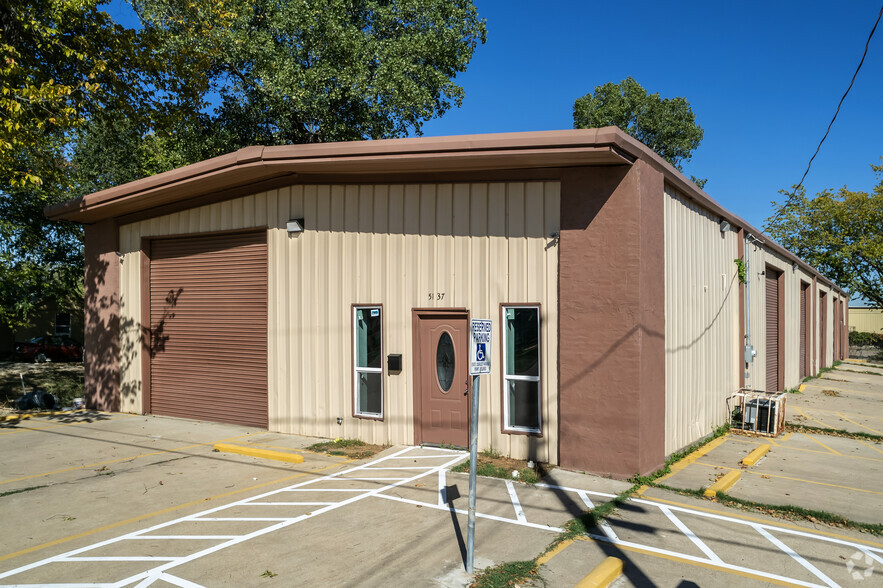 5137 Mosson Rd, Fort Worth, TX for lease - Primary Photo - Image 1 of 6