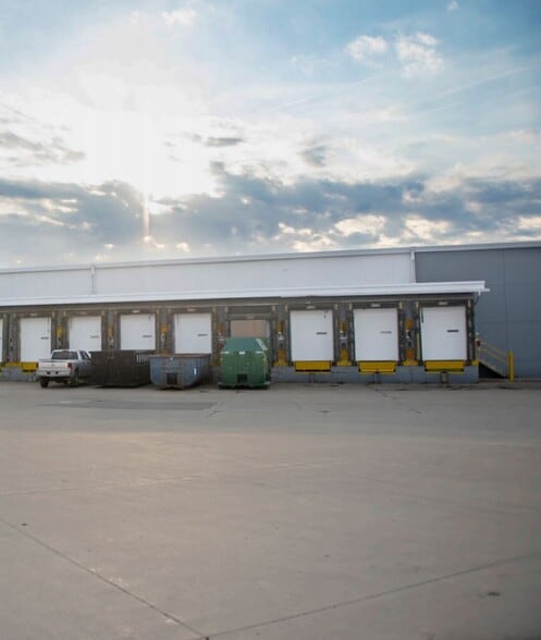 927 N 19th Ave E, Newton, IA à louer - Photo du bâtiment - Image 3 de 10