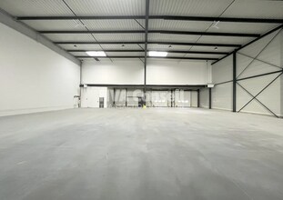 Avenue Du Vert Galant, Saint-Ouen-l'Aumône for lease Interior Photo- Image 2 of 9