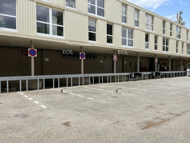 Flex in Pontoise for lease - Building Photo - Image 1 of 5