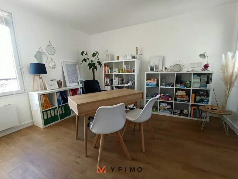 Bureau dans Poissy à louer - Photo du bâtiment - Image 2 de 5