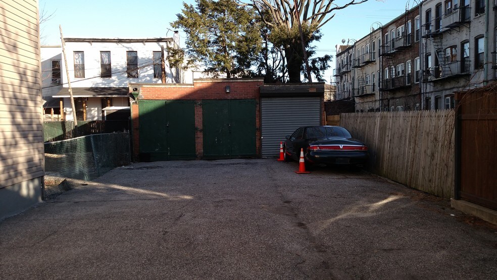 1864 Gates Ave, Ridgewood, NY à louer - Photo du bâtiment - Image 2 de 2
