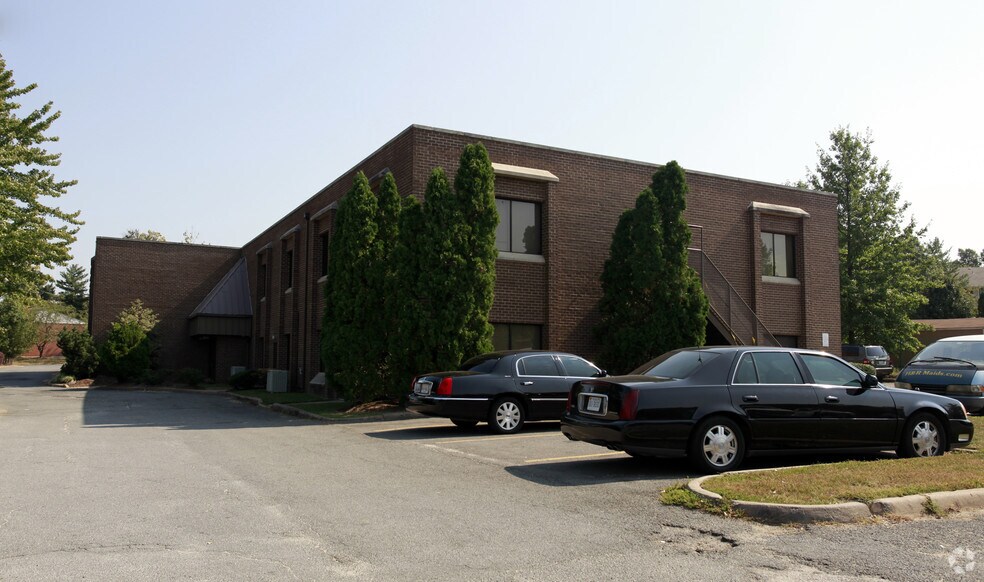 207 E Holly Ave, Sterling, VA for lease - Primary Photo - Image 1 of 10