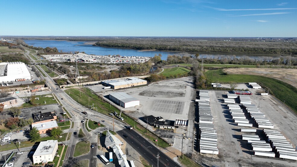 IOS Site w/ Drive-in Maintenance Bldg portefeuille de 2 propriétés à vendre sur LoopNet.ca - Photo du b timent - Image 3 de 25