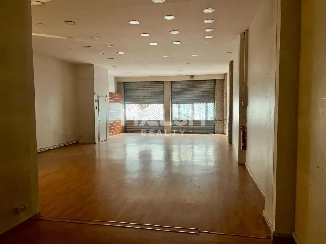 Retail in Lyon for lease Building Photo- Image 1 of 6